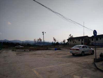 學員駕駛教練車在練習場上練習